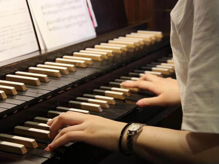 【連携】平安女学院大学の学生によるパイプオルガン演奏、解説｜聖アグネス教会・平安女学院大学 明治館