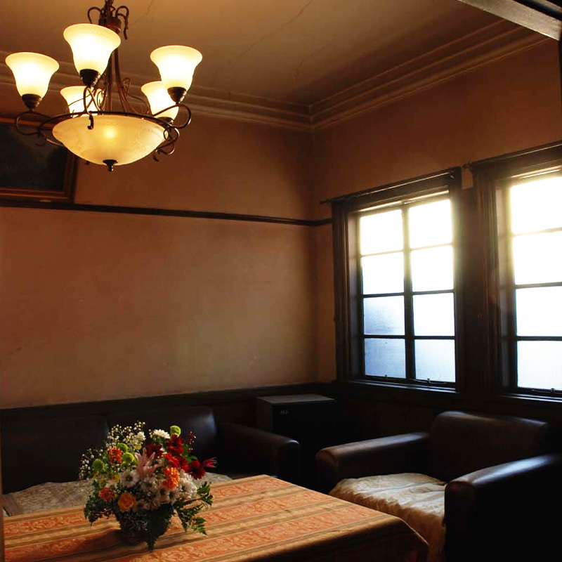 【今原町家】西陣のモダン京町家を当主が特別案内、ガラス煌めく洋間から数寄屋の座敷まで