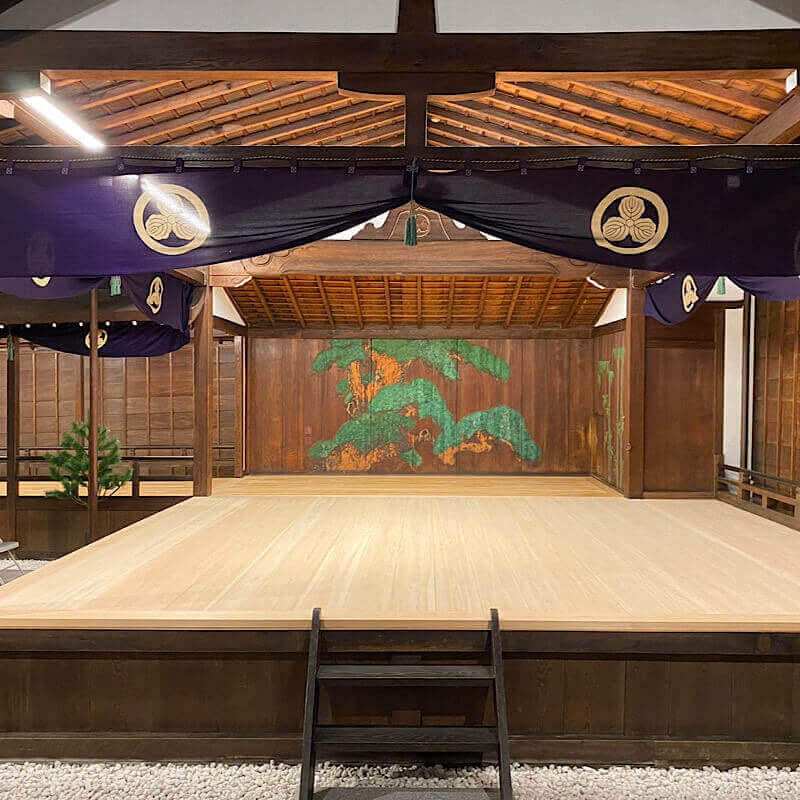 【大江能楽堂】京都最古の能舞台・観世流大江家の本拠地を特別案内、装束拝見からプチ実演まで