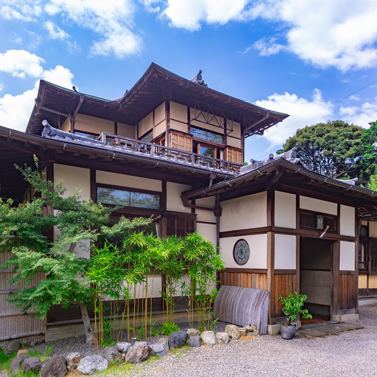【吉田山荘】旧皇族・東伏見宮家の別邸建築、甲斐みのりさんと特別見学&真古館で貸切ティータイム
