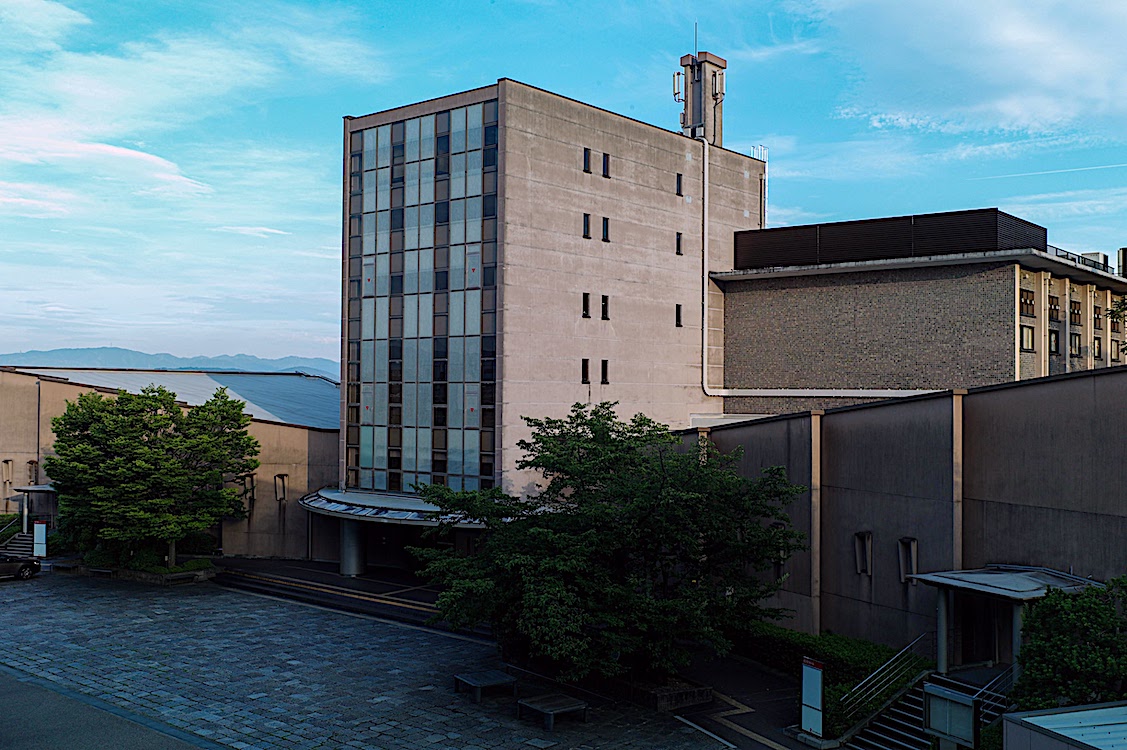 立命館大学衣笠キャンパス 以学館・末川記念会館外観